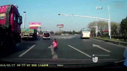 Niño cae de un Vehículo en Marcha