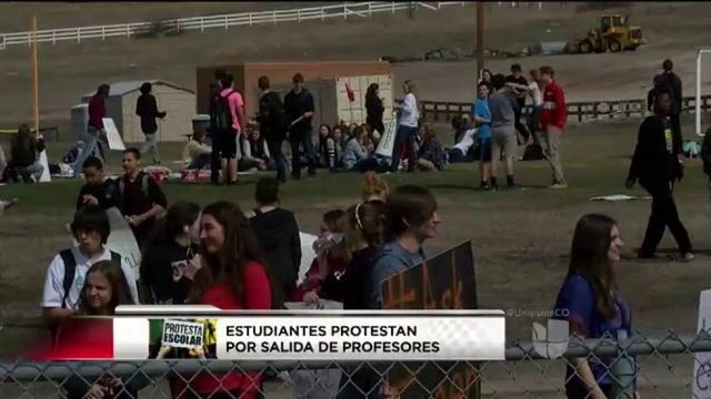 Estudiantes protestan por falta de profesores