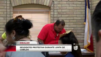 Residentes protestan durante junta de cabildo