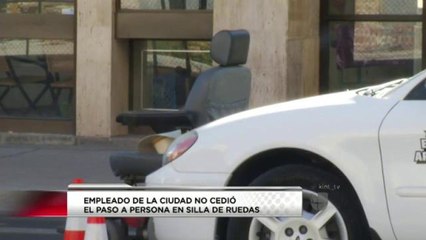 Empleado del centro de avaluos no cedió el paso a señor en silla de ruedas.