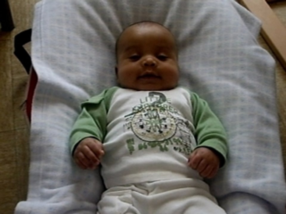 Ebby se marre devant la camera