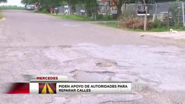 Piden apoyo de autoridades para reparar calles