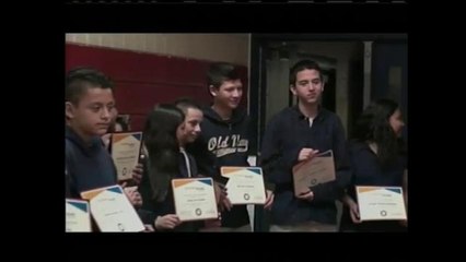 Estudiantes reciben premio