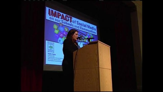 Se realiza taller en Pacific Grove informando sobre los peligros de las redes sociales