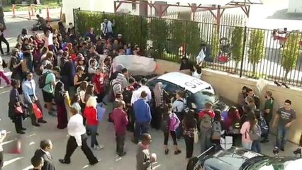 Estudiantes dejan atrapado a rector en patrulla durante protesta