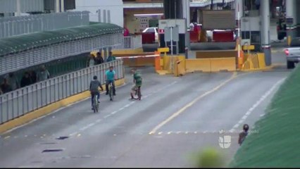 Jóven Ofrece Servicio a Personas que Esperan Cruzar la Frontera