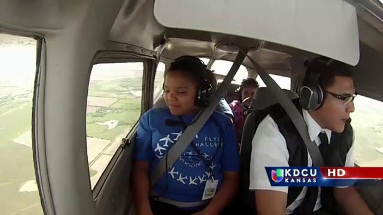 Estudiantes aprenden sobre la industria de aviación