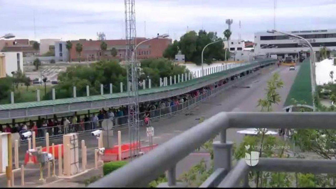 Puente Internacional Abarrotado de Peatones
