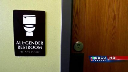 Estudiante transexual visita baño de mujer por primera vez