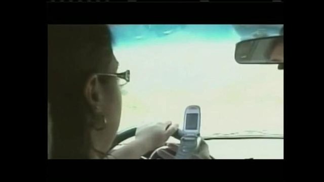 Incrementan conductores que usan el celular mientras manejan