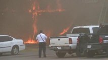 Incendio consume locales comerciales en la zona este