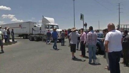 Vendedores de autos bloquean el puente zaragoza.