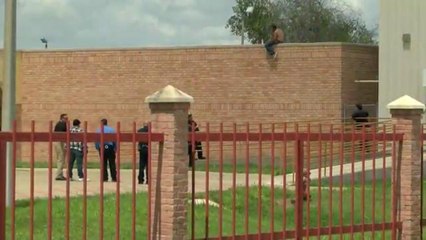 Autoridades rescatan a hombre del techo de un edificio en Edinburg