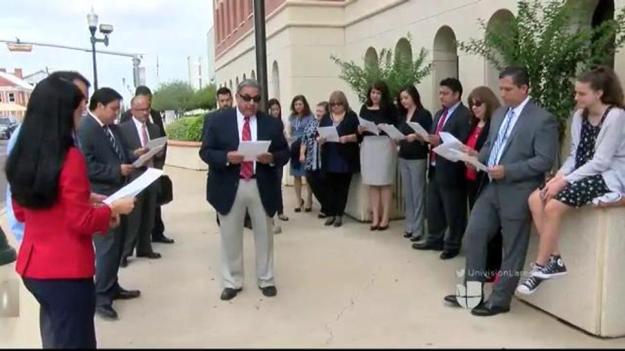 Abogados Defensores Leen Declaración de Independencia