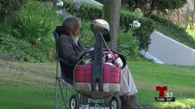 Policía patrulla parques de San Diego; los indigentes viven con miedo