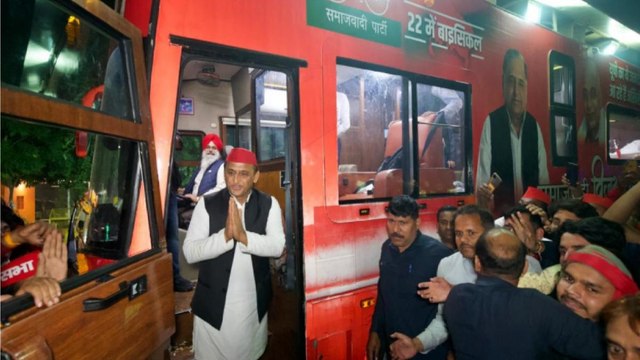 Akhilesh's Rath Yatra reaches Lucknow late at night