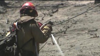 Acceso al área destruída por el incendio forestal de Cold Springs