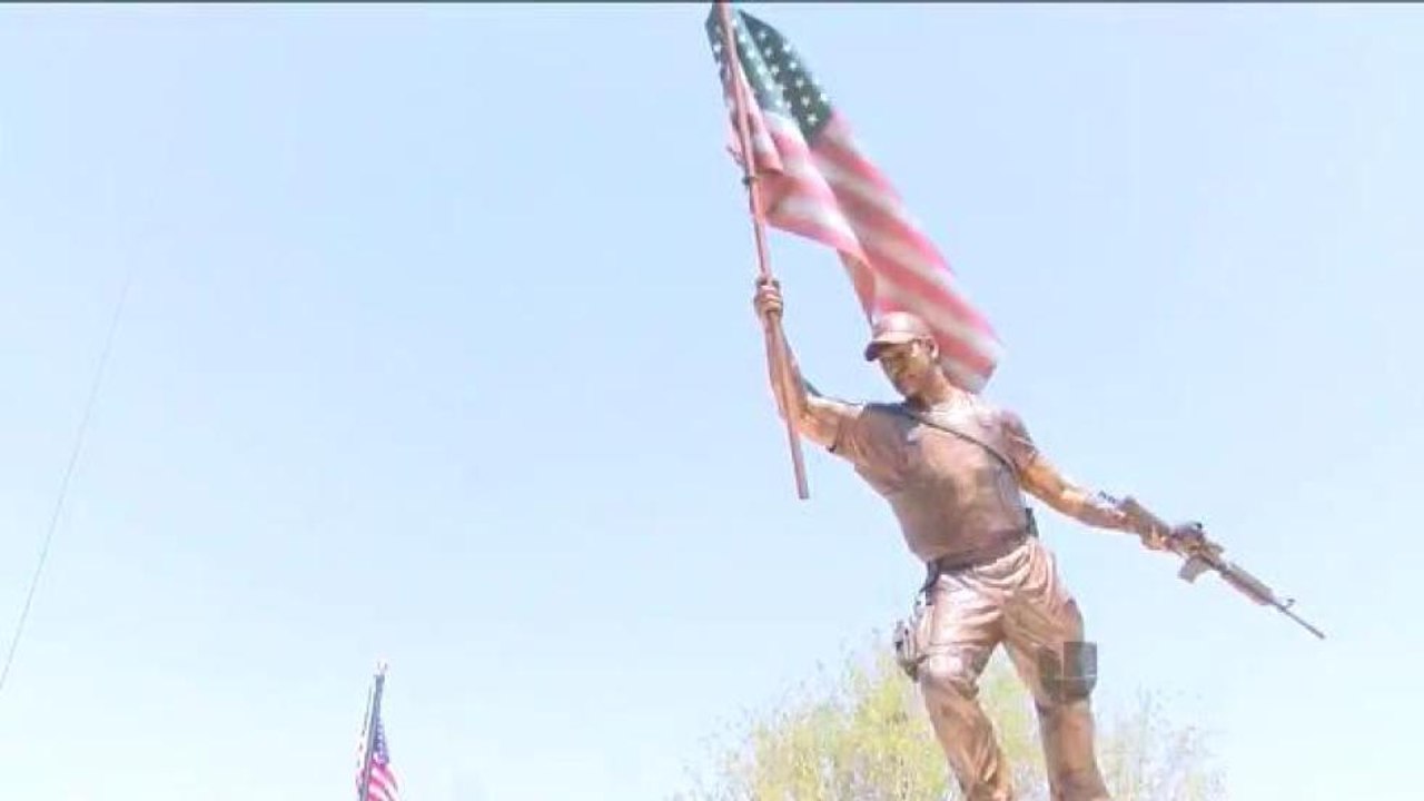 Develan estatua de Chris Kyle "American Snipper" en Odessa