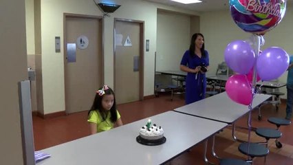 Niña celebra su cumpleaños compartiendo con los más necesitados