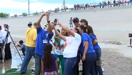 Se reúnen familias separadas tras años de no verse y abrazarse