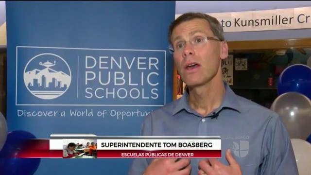 El superintendente de Denver da bienvenida a estudiantes en español