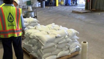 Regalan bolsas de arena para prevenir inundaciones