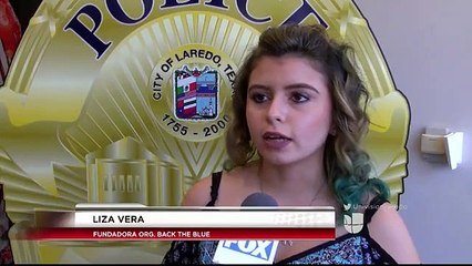 Joven muestra su apoyo a oficiales de policía.