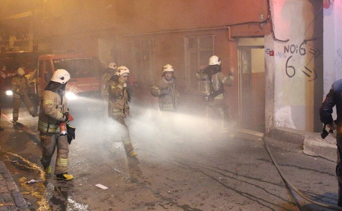 Ev sahibi ile tartışan Suriyeliler, iki evi ateşe verdi