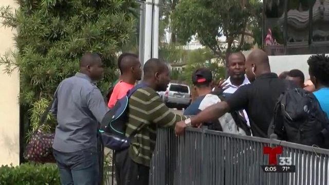 Migrantes haitianos y africanos saturan albergues en San Diego