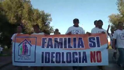 Religiosos marchan en apoyo a las familias tradicionales