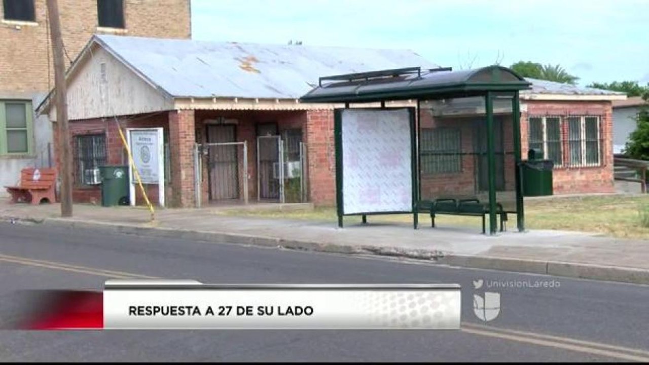 Colocan techos a bancas en paradas de autobuses del Barrio Azteca