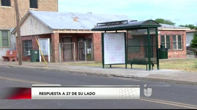 Colocan techos a bancas en paradas de autobuses del Barrio Azteca