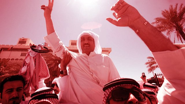 شاهد لحظة سقوط المعارض مسلم البراك عند عودته الى الكويت