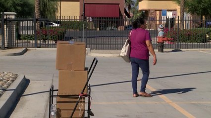 Reparten despensas en Indio