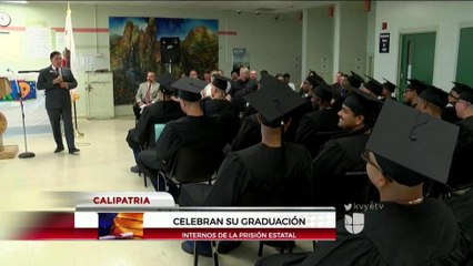 Internos de prisión celebran graduación de estudios