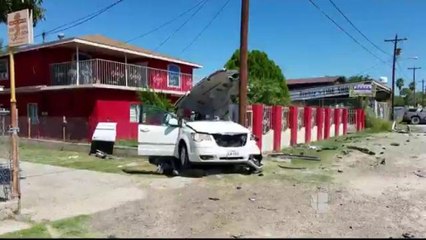 Persecución vehicular termina en aparatoso accidente.