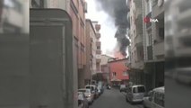 Beyoğlu'nda, sabah saatlerinde yanan binana da tekrar yangın çıktı.