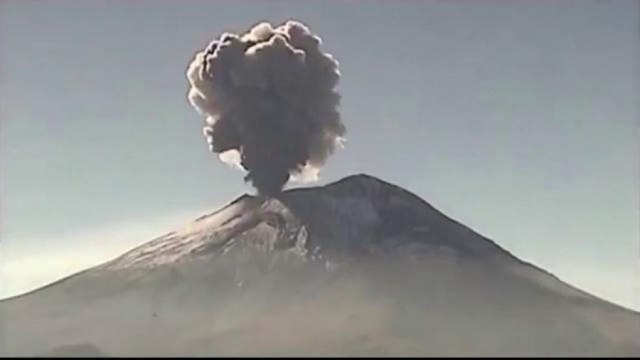 Viernes de ceniza en la Ciudad de México por erupción de volcán