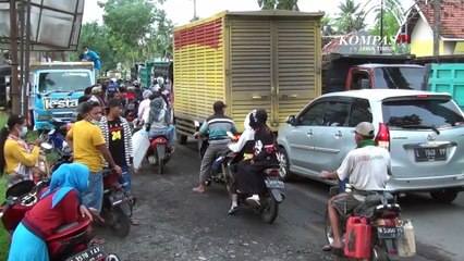 Ratusan Sopir Truk Blokade Jalan Macet Total