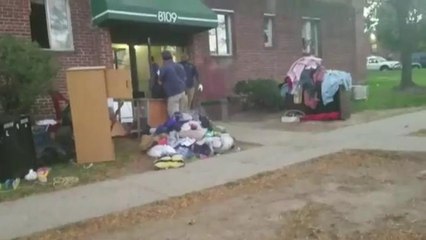 Familia es desalojada de su apartamento supuestamente sin notificación de una corte