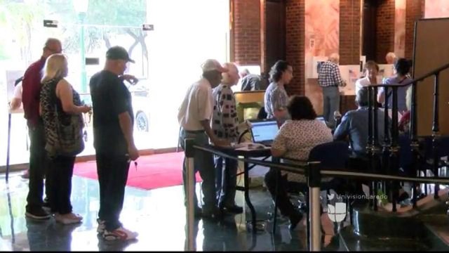 Laredenses acuden a votar masivamente en las votaciones anticipadas.