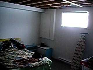 grande chambre sous sol a gauche