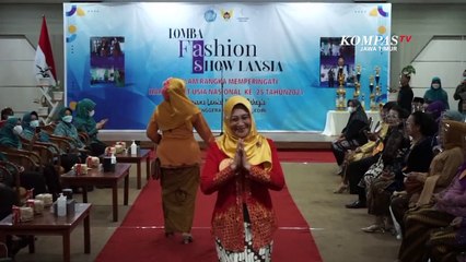Puluhan Lansia Bergaya di Fashion Show