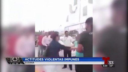Graban a taxistas golpear a chofer de Uber y a su cliente en Tijuana