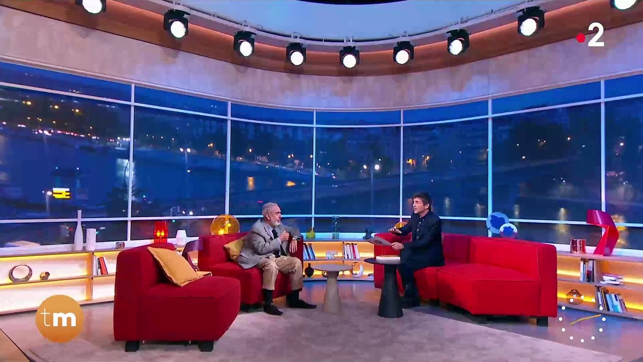 Dominique Farrugia évoque la sclérose en plaques, à cause de laquelle depuis 5 ans il doit se déplacer en fauteuil roulant "Je n'ai plus le handicap honteux et j'emmerde les autres!" -