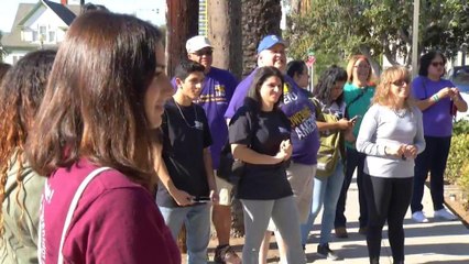 Voluntarios dan gracias ofreciendo comida a migrantes en San Diego