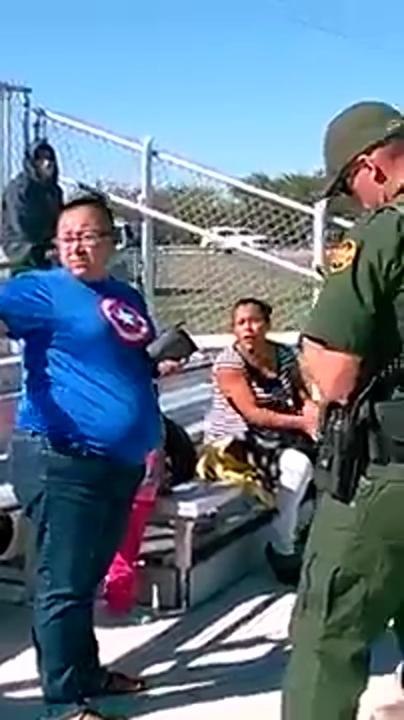 The Border Patrol " La Migra" INTERRUMPE  JUEGO DE BASEBALL Y DETIENE A UNA SEÑORA Y UN NIÑO.