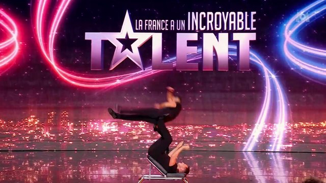 Regardez la très violente chute d'un acrobate sur le plateau de La France a un incroyable talent hier soir sur M6, et qui a choqué le jury