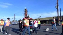 Fieles católicos honrar a la virgen morena