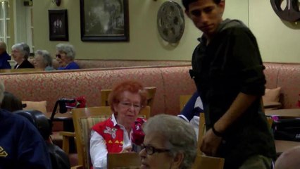 Jóvenes conviven con ancianitos de Rancho Mirage